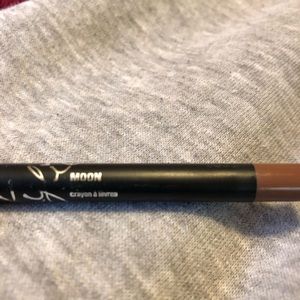 Kylie cosmetics lip liner in MOON